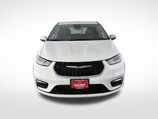 Used 2023 Chrysler Pacifica Touring-L FWD image 4