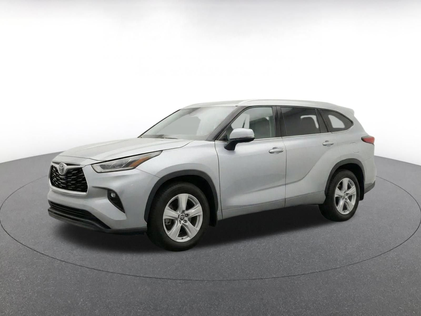 Used 2025 Toyota Highlander LE FWD image 3