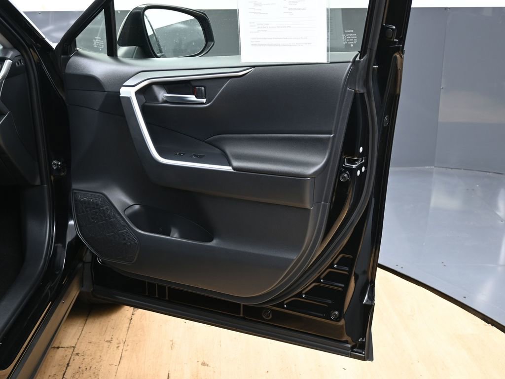 Used 2025 Toyota RAV4 XLE image 36