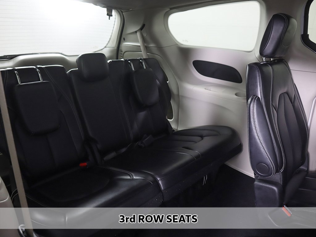 Used 2024 Chrysler Pacifica Touring-L image 7