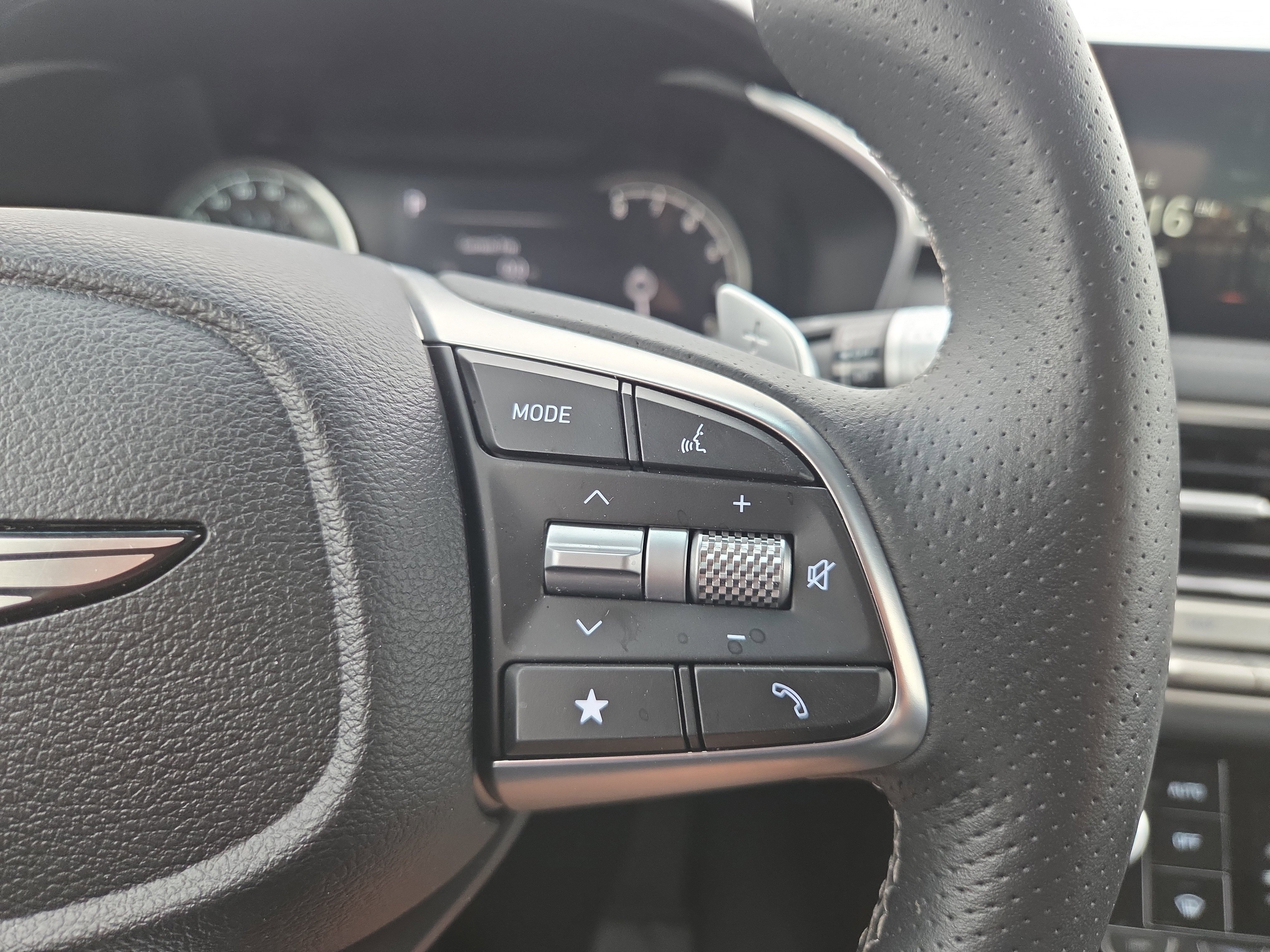 Used 2025 Genesis G70 2.5T image 12