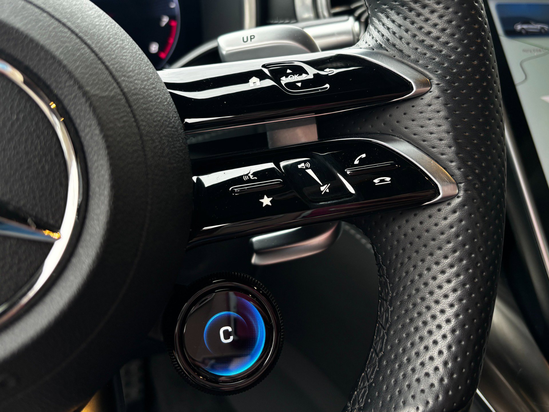 Used 2022 Mercedes-Benz SL 63 AMG 4MATIC w/ Driver Assistance Package image 34