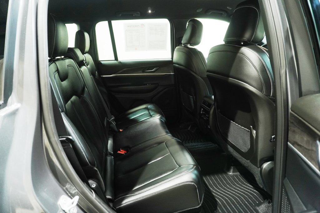 Used 2025 Jeep Grand Cherokee Limited AWD/4WD image 16