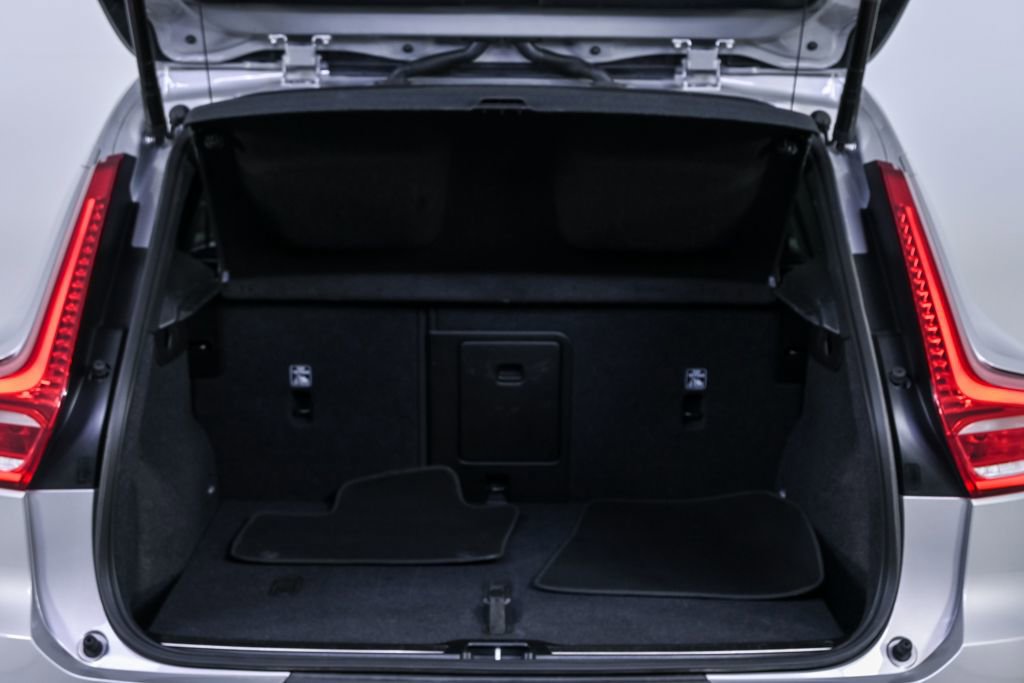 Certified 2025 Volvo XC40 B5 Plus image 29