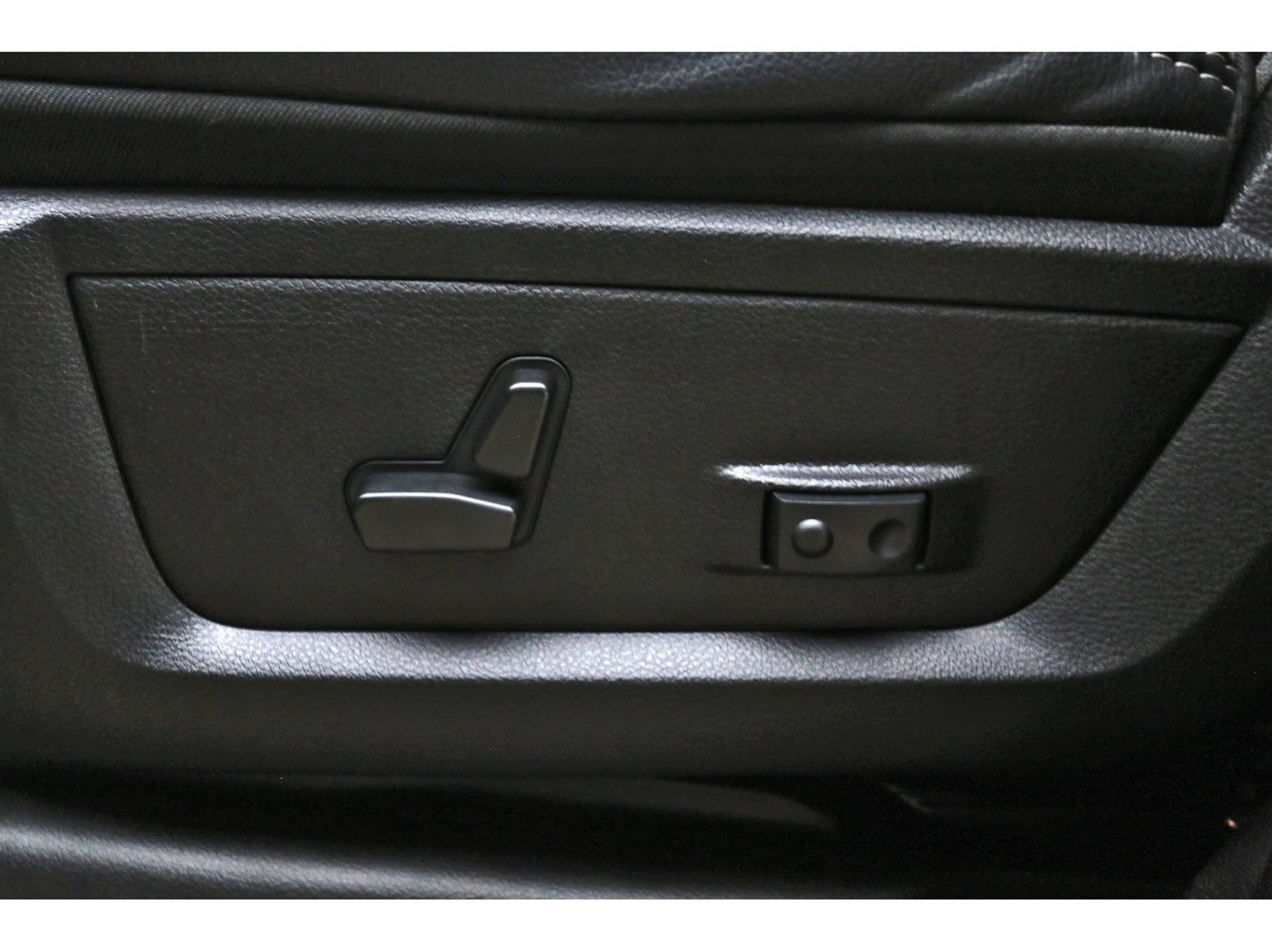 Used 2025 RAM 3500 Laramie AWD/4WD image 28