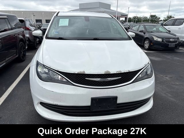 Used 2017 Chrysler Pacifica Touring FWD image 2