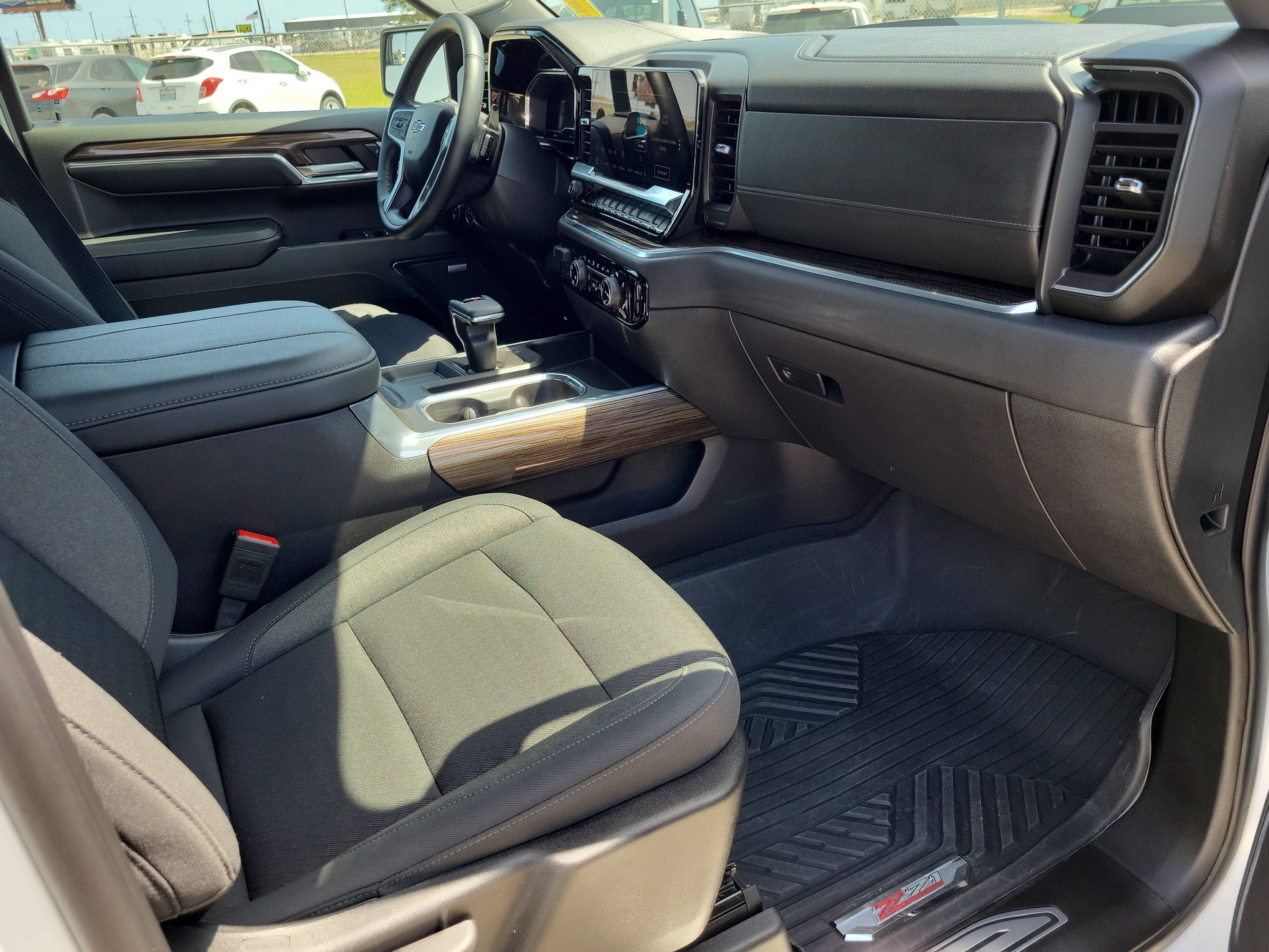 Used 2024 Chevrolet Silverado 1500 LT Trail Boss w/ Convenience Package II AWD/4WD image 9