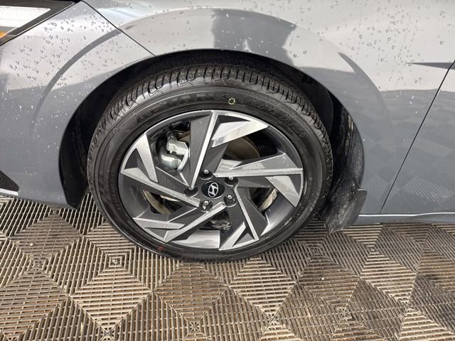 Used 2024 Hyundai Elantra Limited image 29