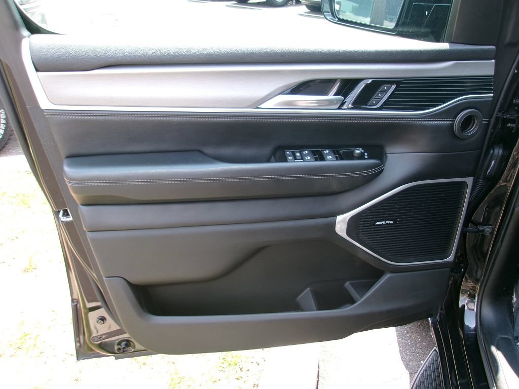 Certified 2024 Jeep Wagoneer L Series II AWD/4WD image 6