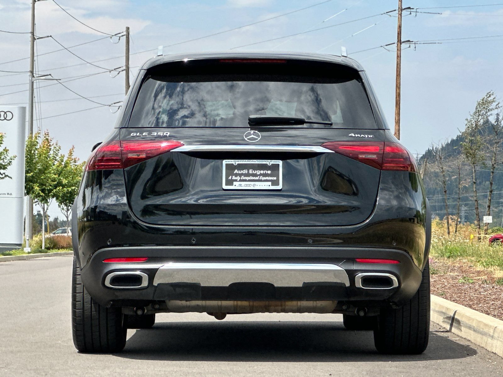 Used 2025 Mercedes-Benz GLE 350 4MATIC w/ Driver Assistance Package image 4