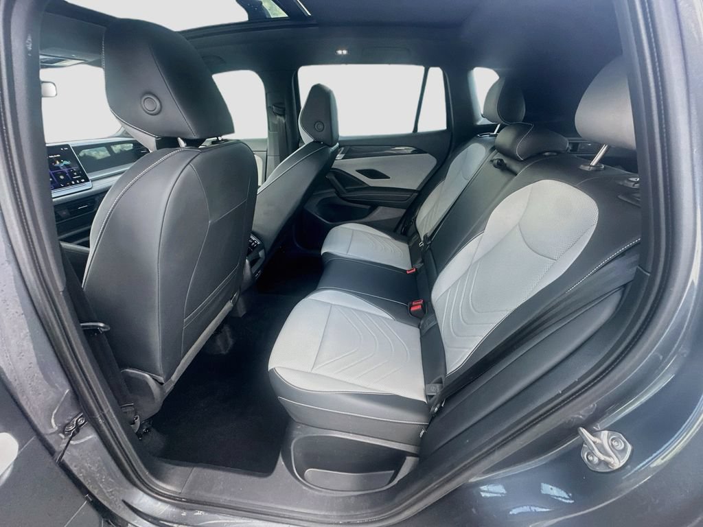 Used 2025 Volkswagen Tiguan SE R-Line FWD image 21