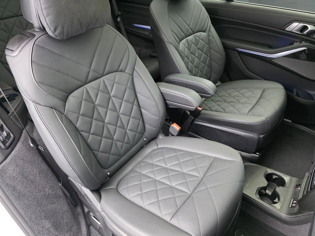 Used 2024 BMW X7 xDrive40i w/ M Sport Package image 29