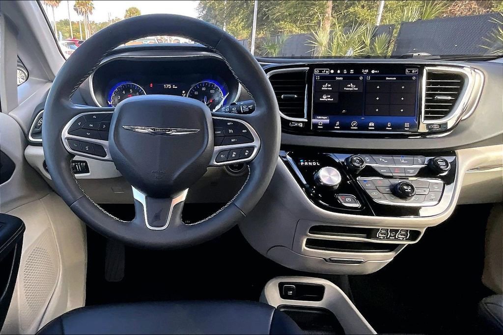 Used 2024 Chrysler Pacifica Touring-L image 8