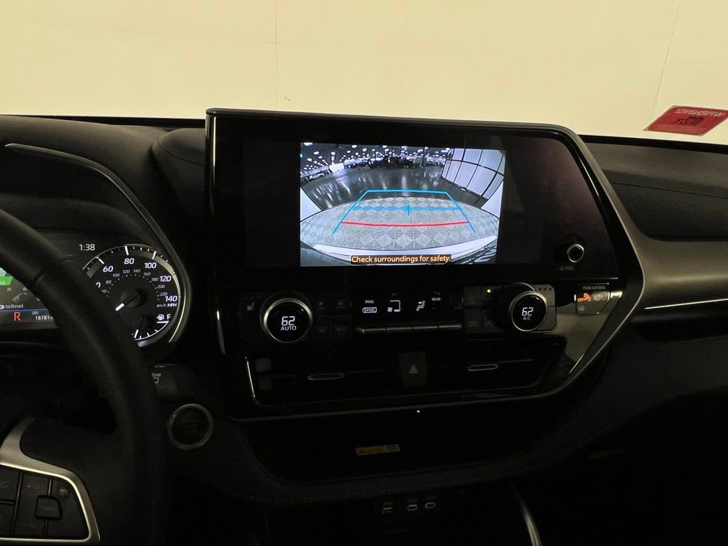 Used 2024 Toyota Highlander XLE image 17
