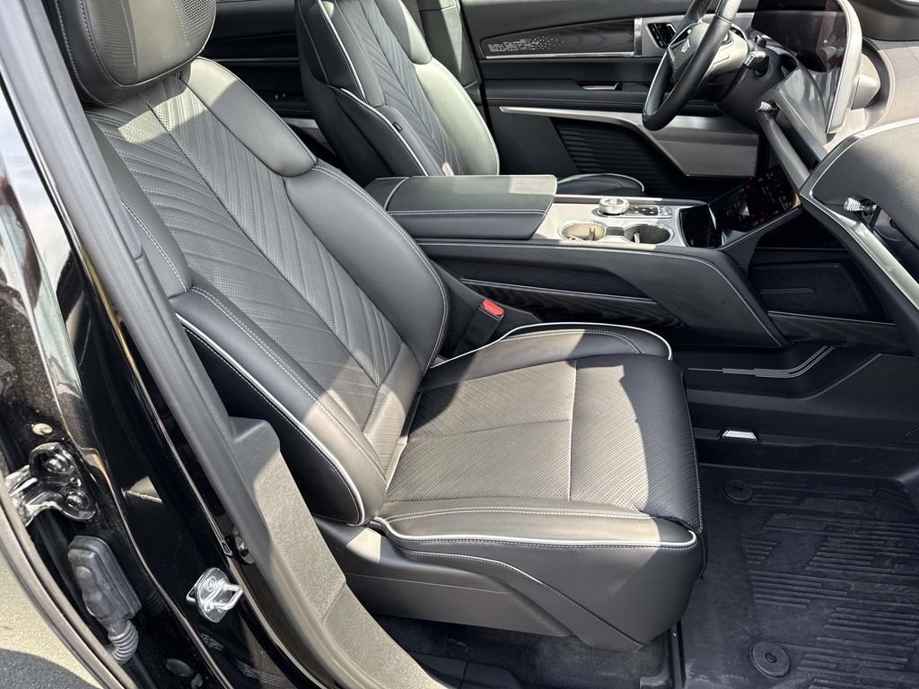 Certified 2026 Cadillac Vistiq Platinum w/ LPO, Floor Liner Package AWD/4WD image 7