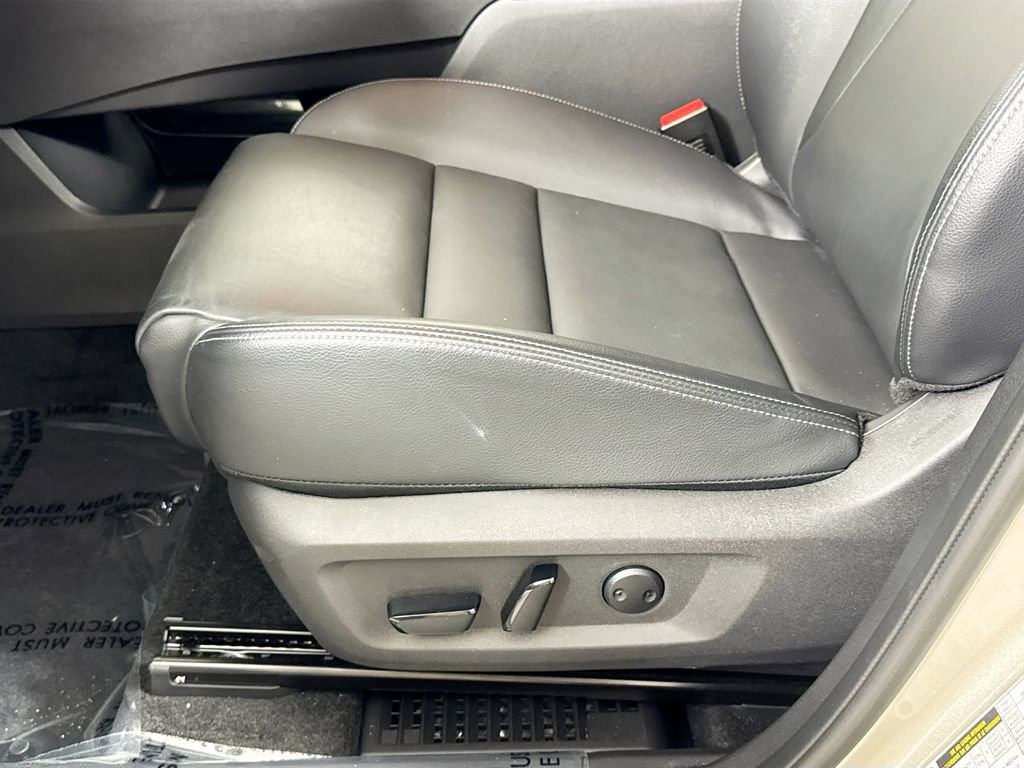 Used 2025 Nissan Rogue SL AWD/4WD image 24