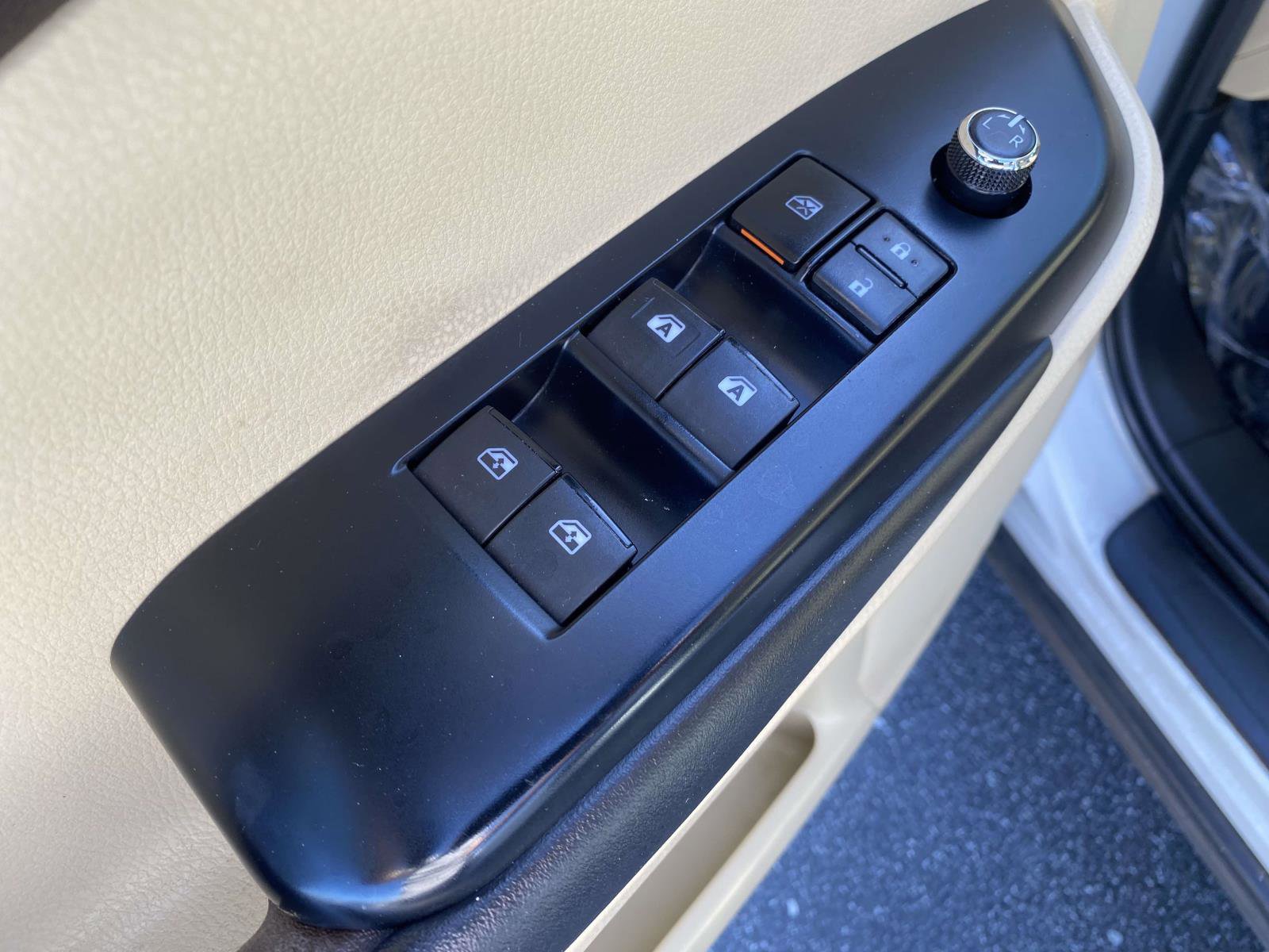 Used 2019 Toyota Highlander XLE FWD image 19