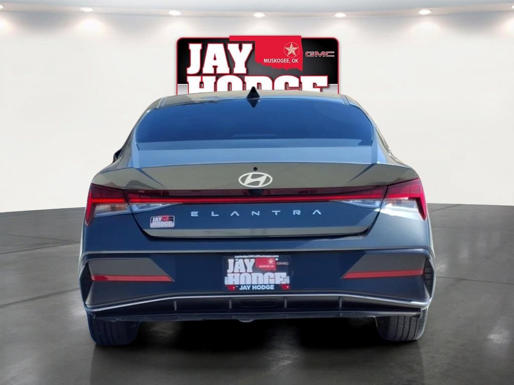 Used 2024 Hyundai Elantra SEL w/ Convenience Package FWD image 5