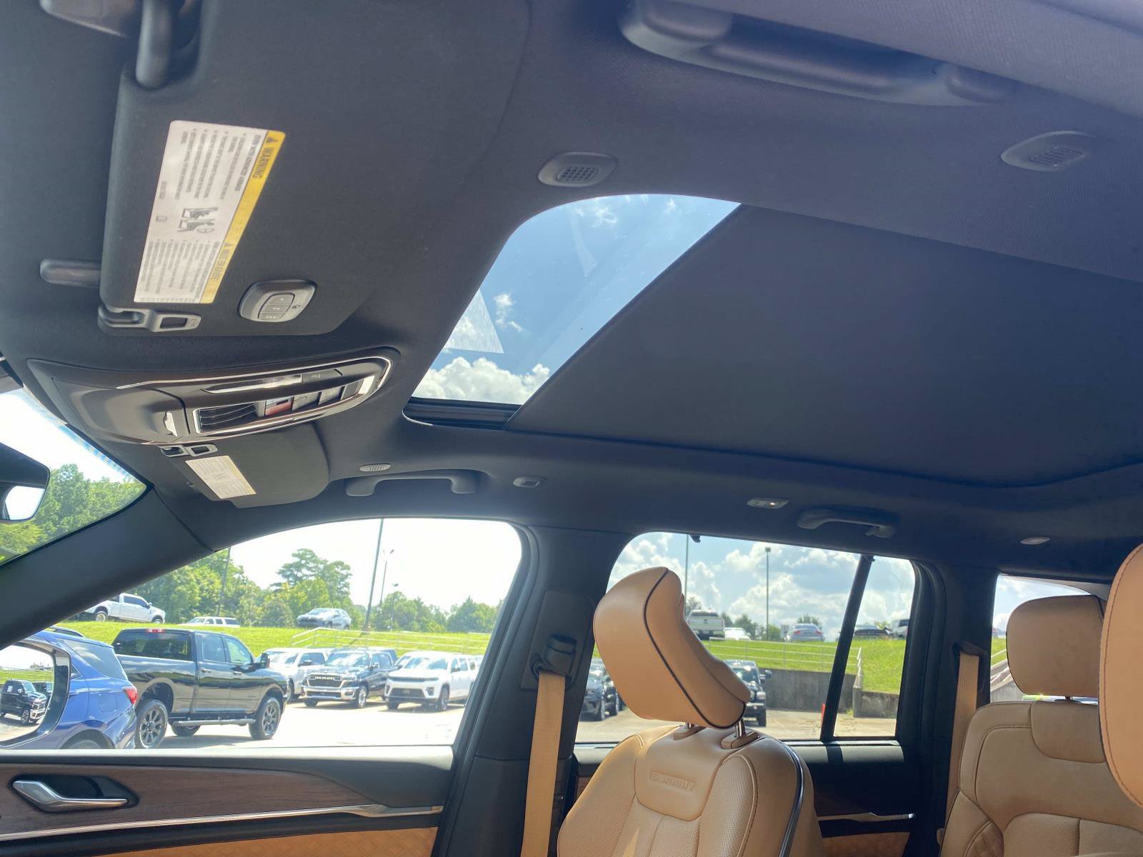 Used 2025 Jeep Grand Cherokee Summit w/ Luxury Tech Group V AWD/4WD image 29