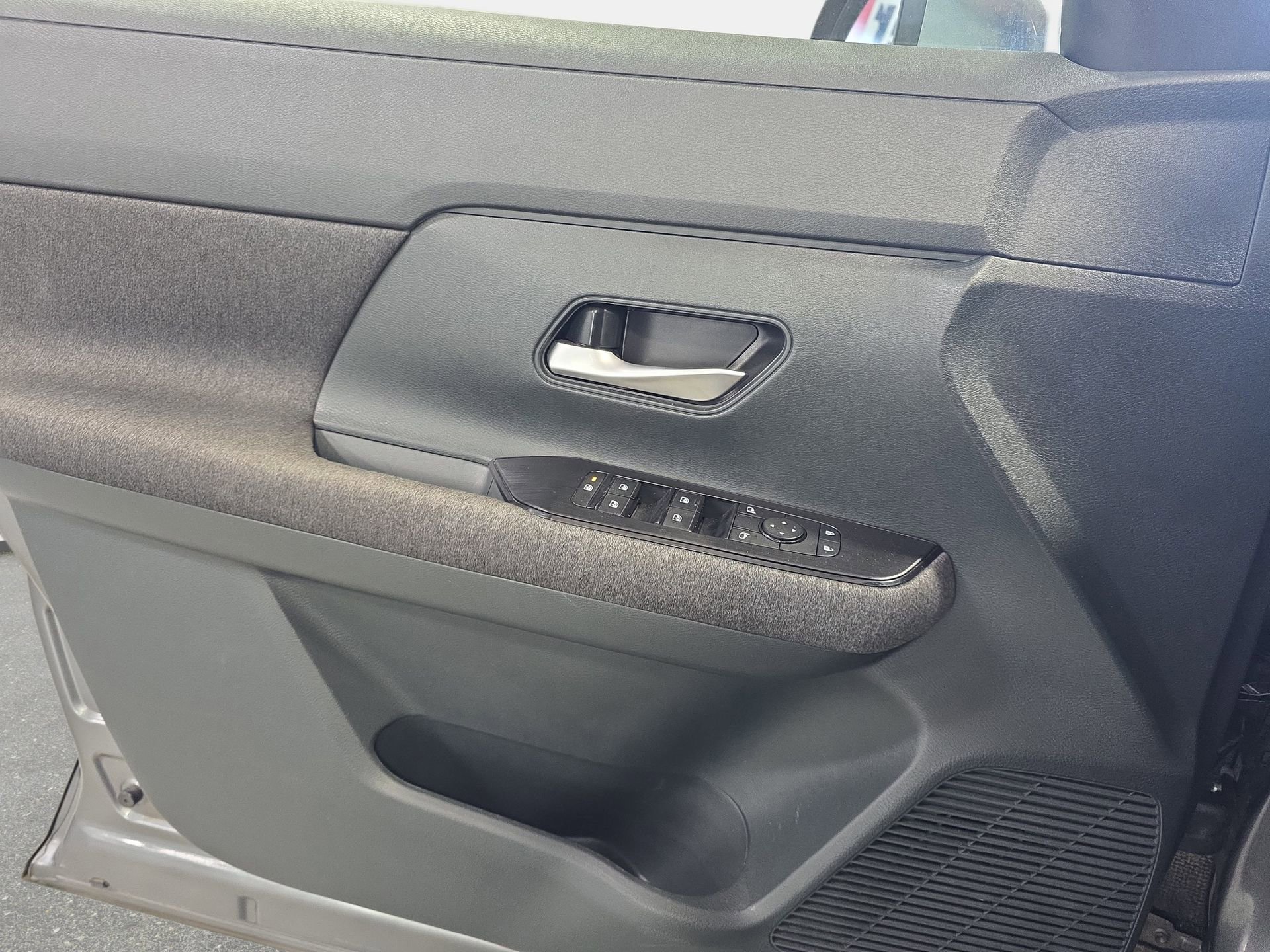 Used 2025 Nissan Kicks SV AWD/4WD image 25