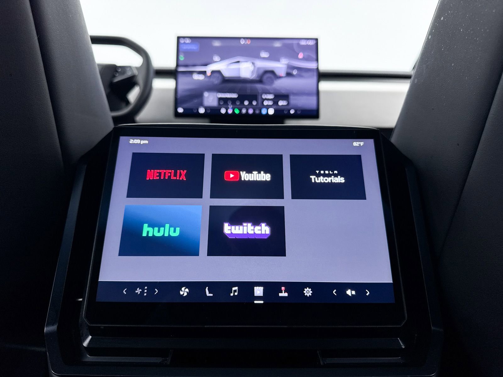 Used 2024 Tesla Cybertruck AWD Crew Cab image 38