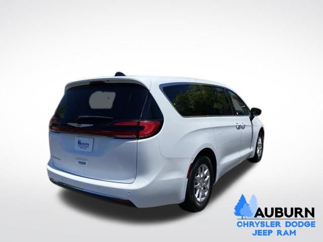 Used 2024 Chrysler Pacifica Touring-L FWD image 7