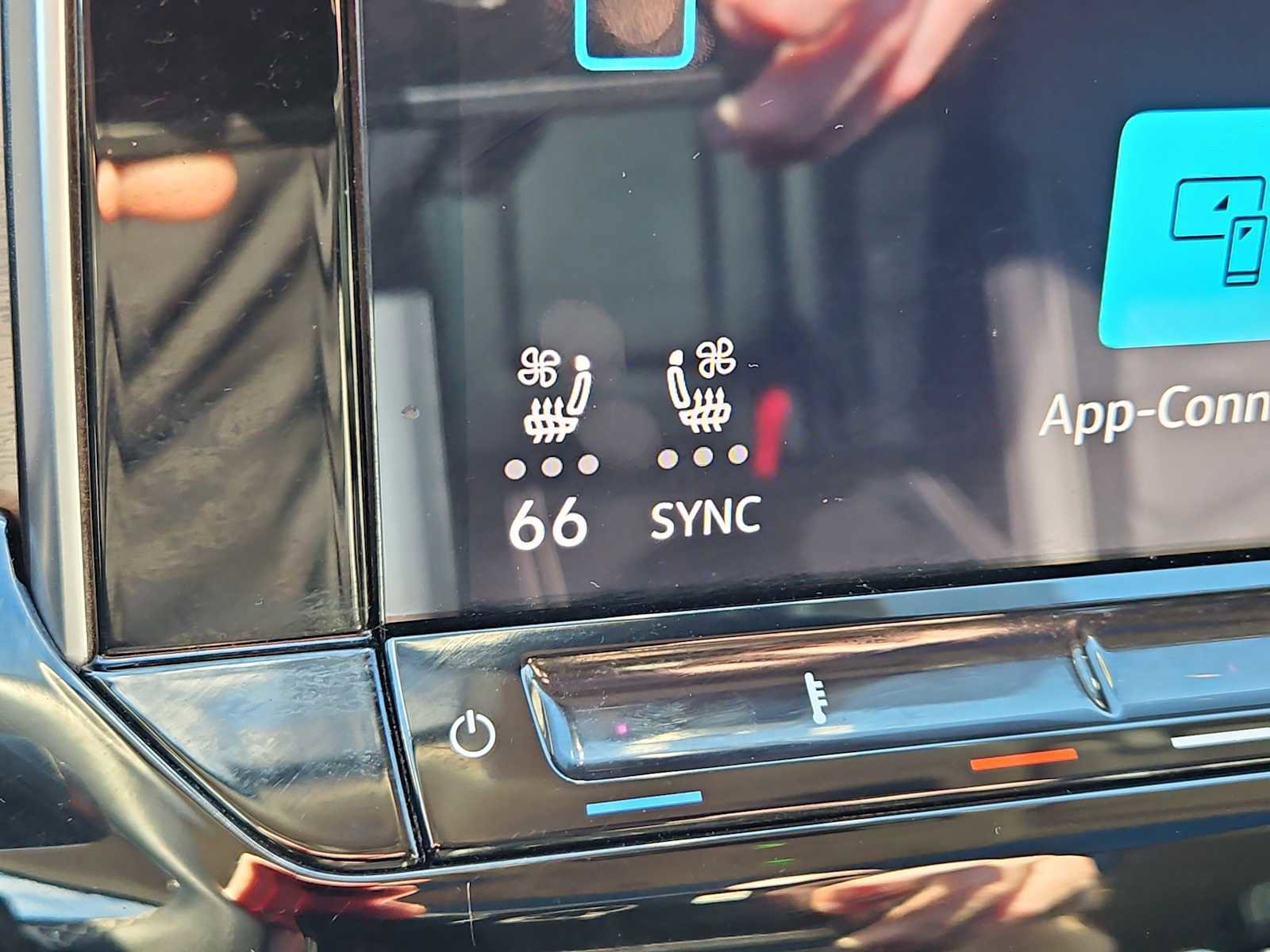 Used 2024 Volkswagen Atlas SE AWD/4WD image 19