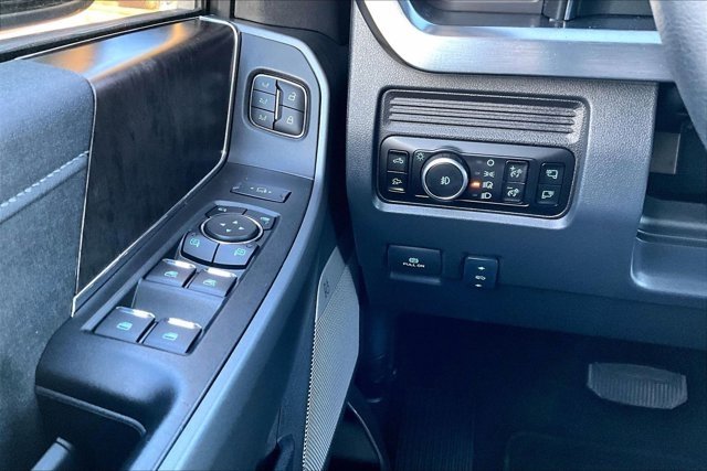 Used 2025 Ford F250 Lariat w/ Chrome Package image 17
