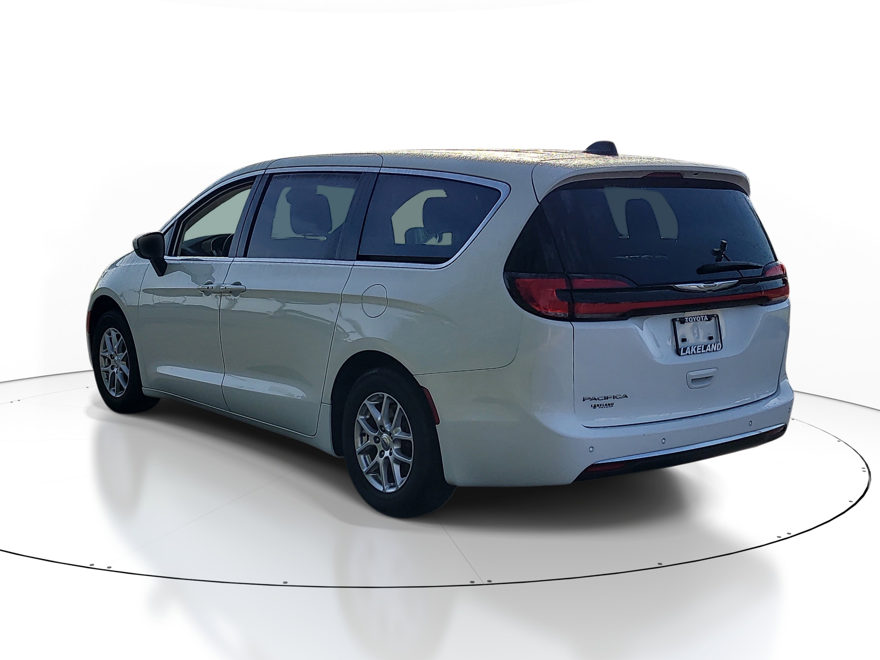 Used 2023 Chrysler Pacifica Touring-L image 5