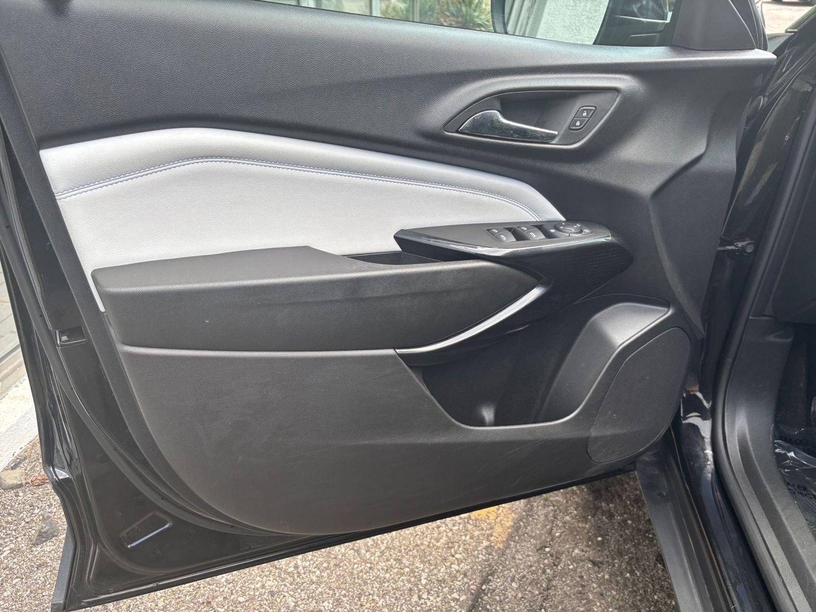 Used 2025 Chevrolet Trax LT FWD image 18