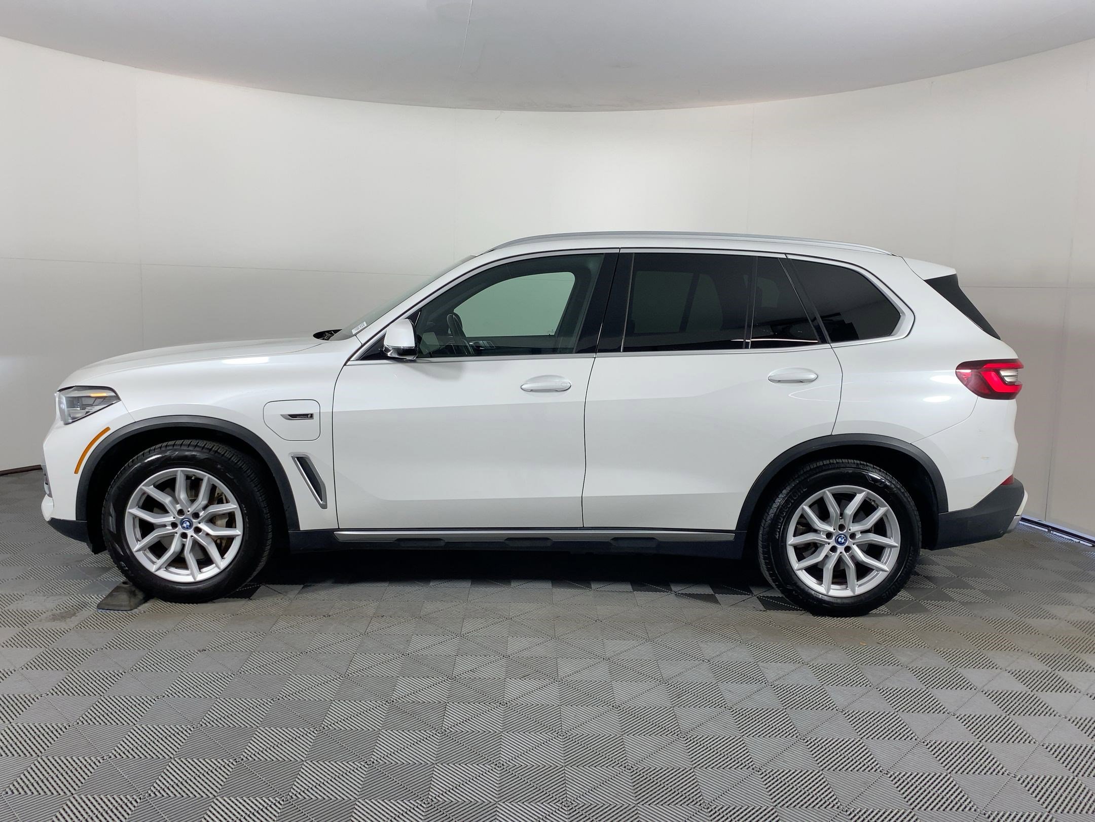 Used 2022 BMW X5 xDrive45e w/ Premium Package image 2