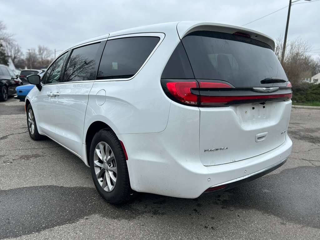 Used 2026 Chrysler Pacifica Limited image 7