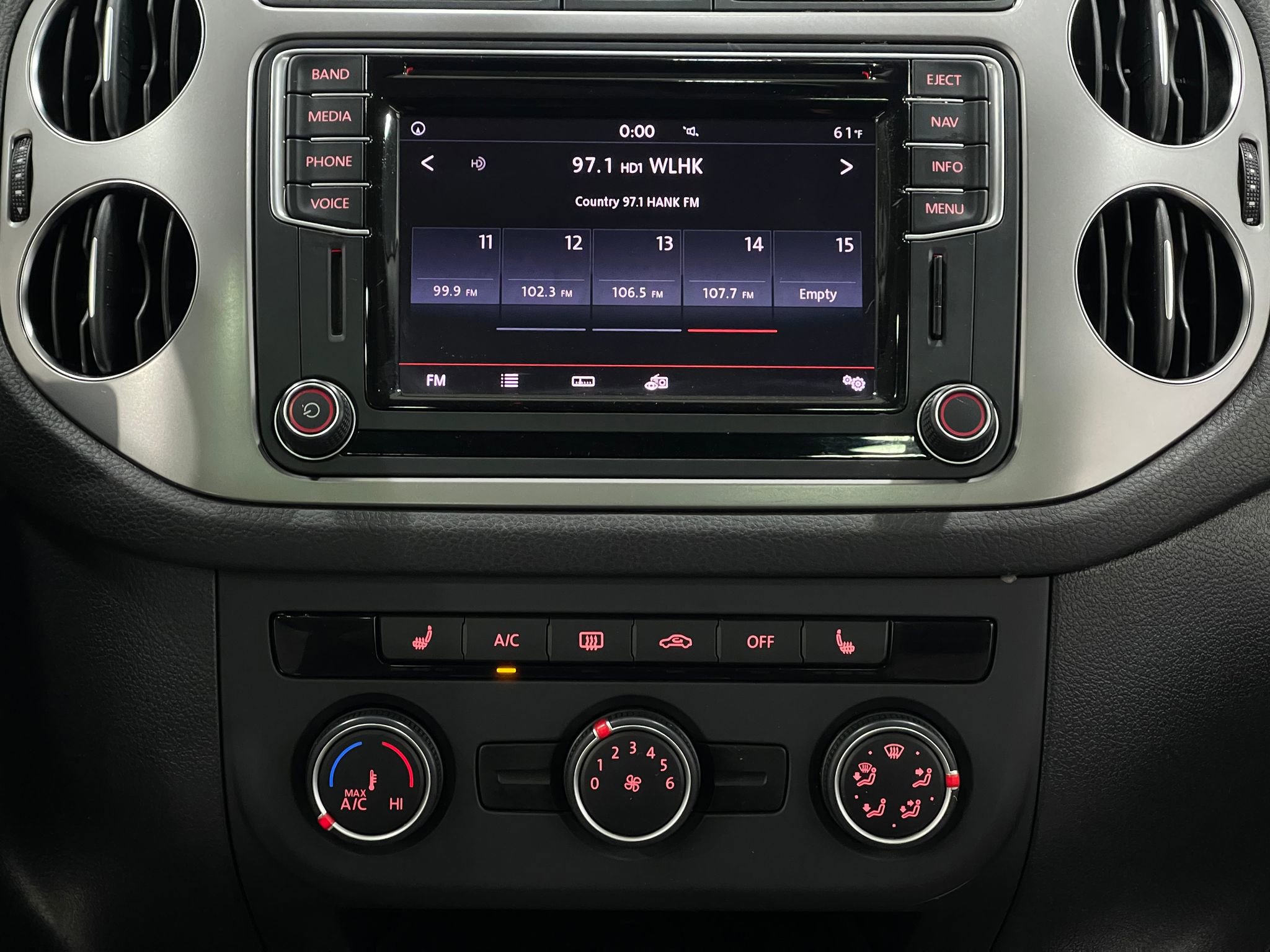 Used 2016 Volkswagen Tiguan SE image 24