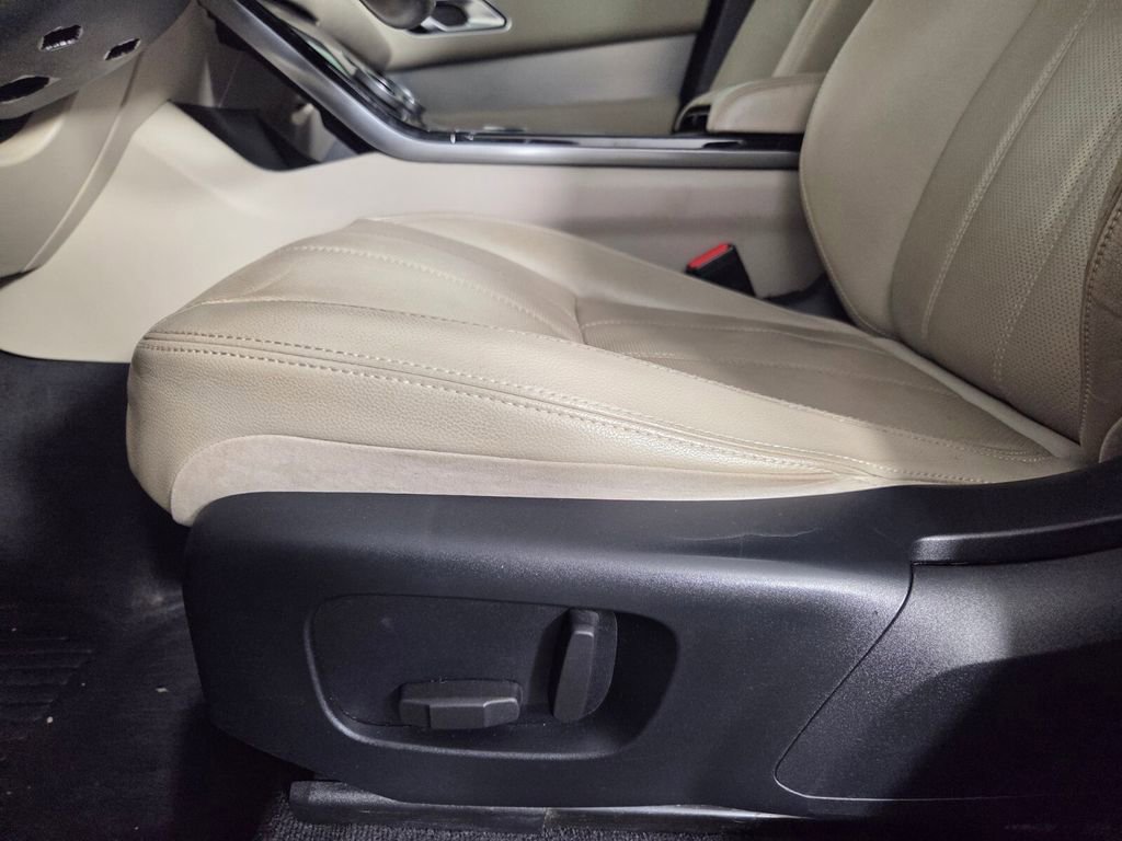 Used 2018 Land Rover Range Rover Velar R-Dynamic SE image 12