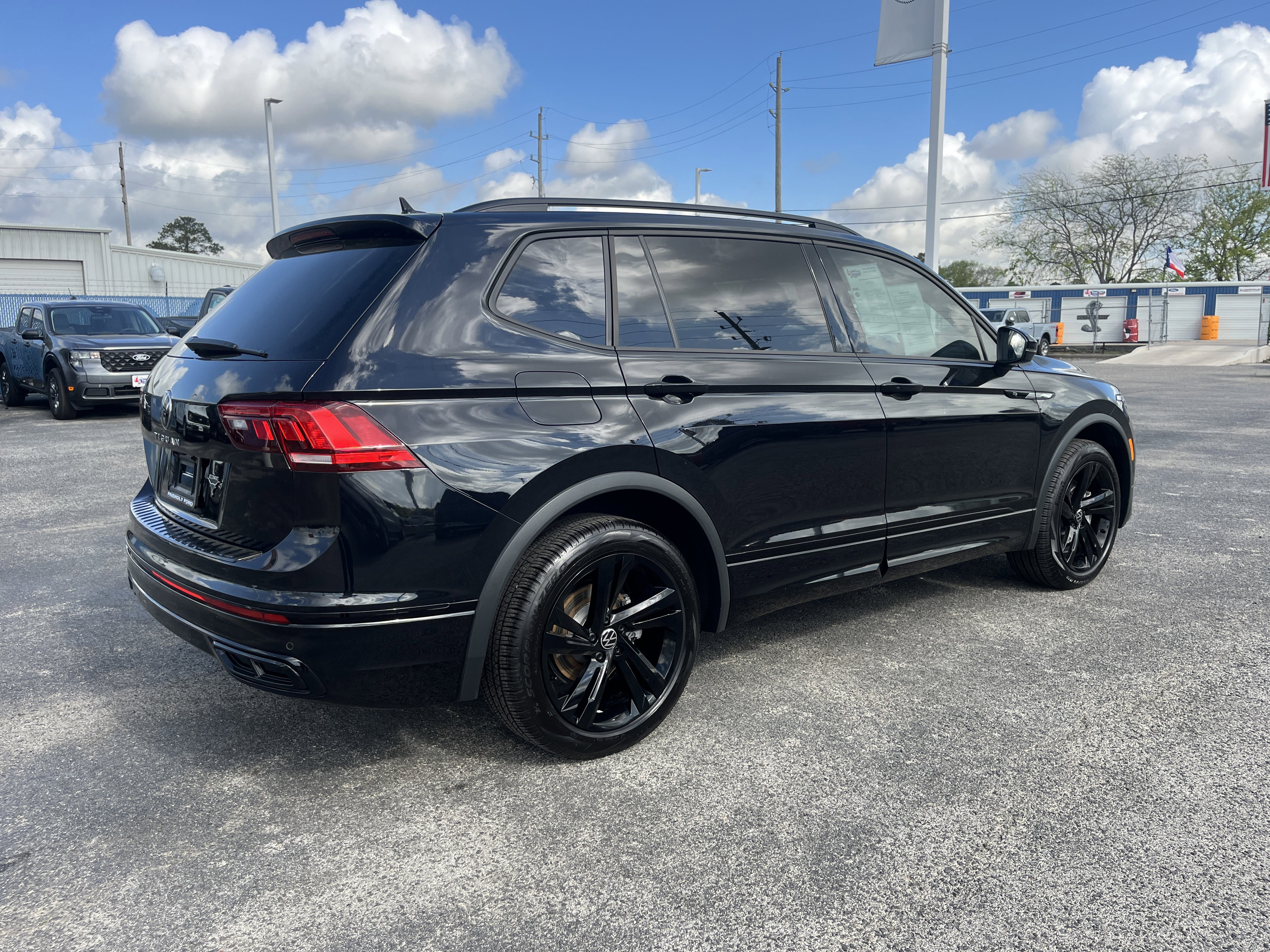 Used 2024 Volkswagen Tiguan SE R-Line image 2