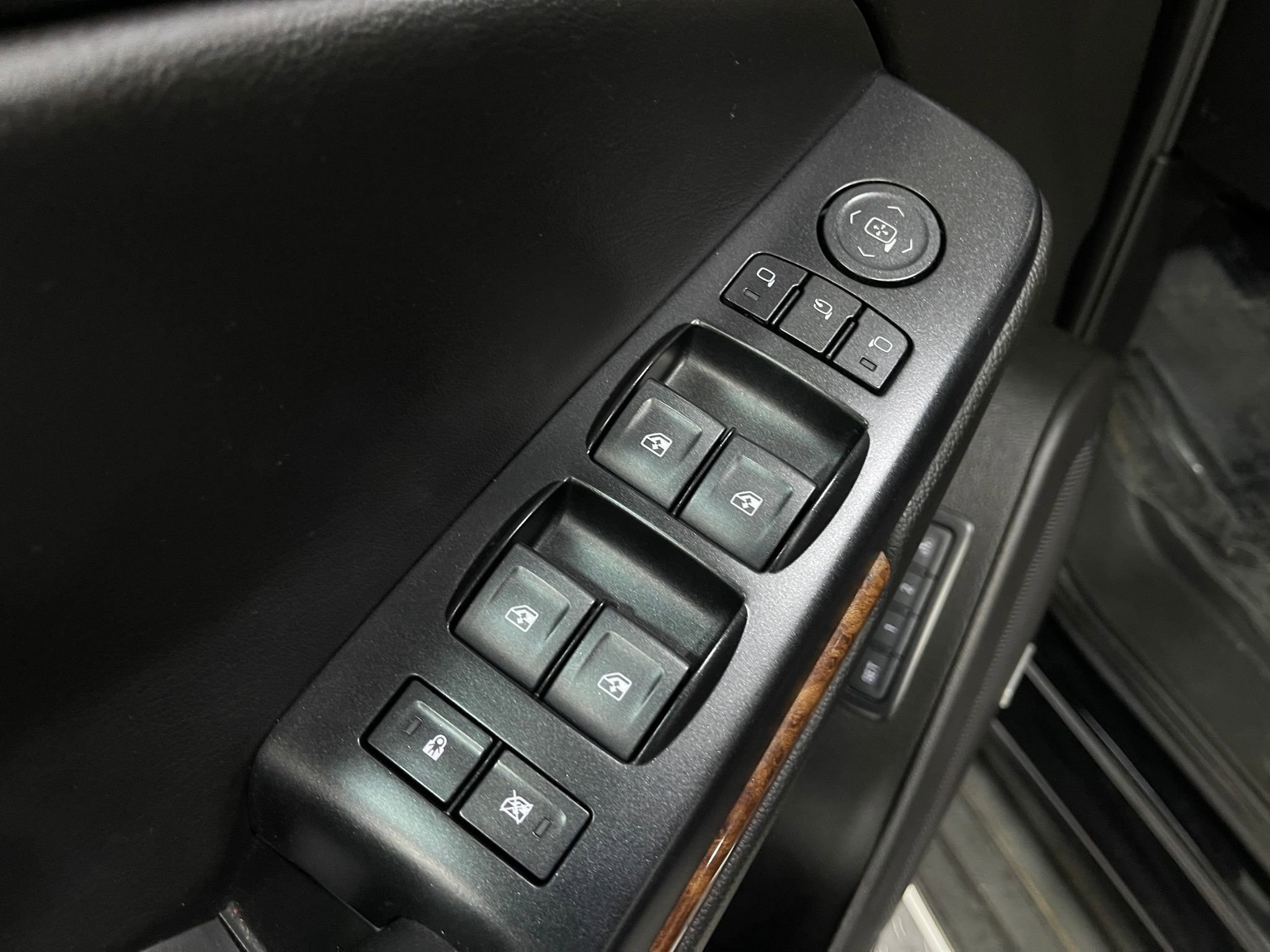 Used 2018 Chevrolet Suburban Premier image 14