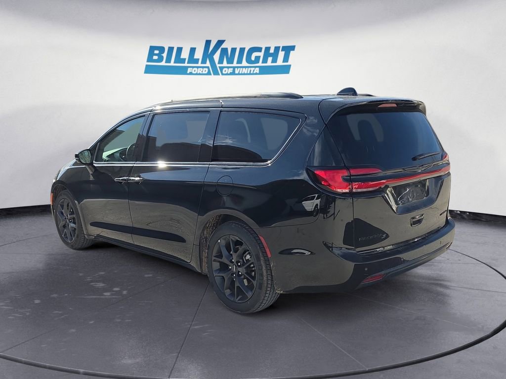 Used 2025 Chrysler Pacifica Limited image 3