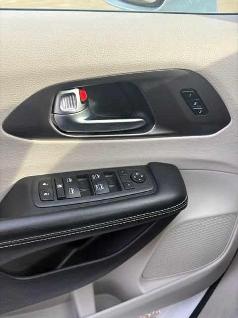 Used 2022 Chrysler Pacifica Touring-L image 21