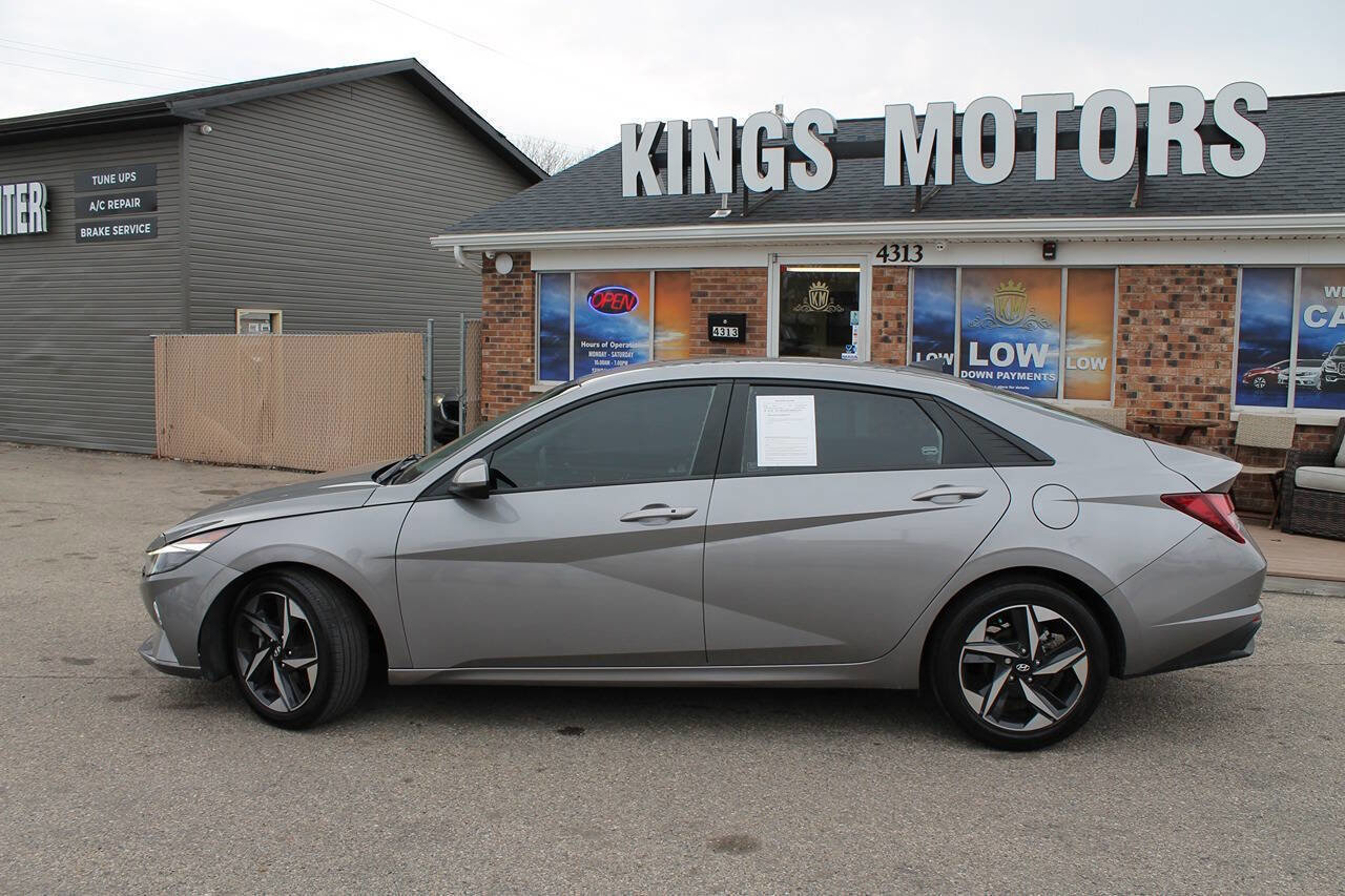 Used 2023 Hyundai Elantra SEL w/ Convenience Package image 2