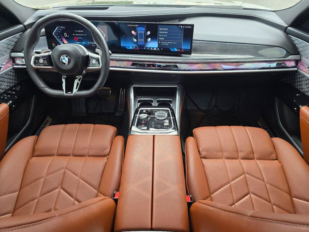 Used 2025 BMW 760i xDrive w/ Executive Package AWD/4WD image 9