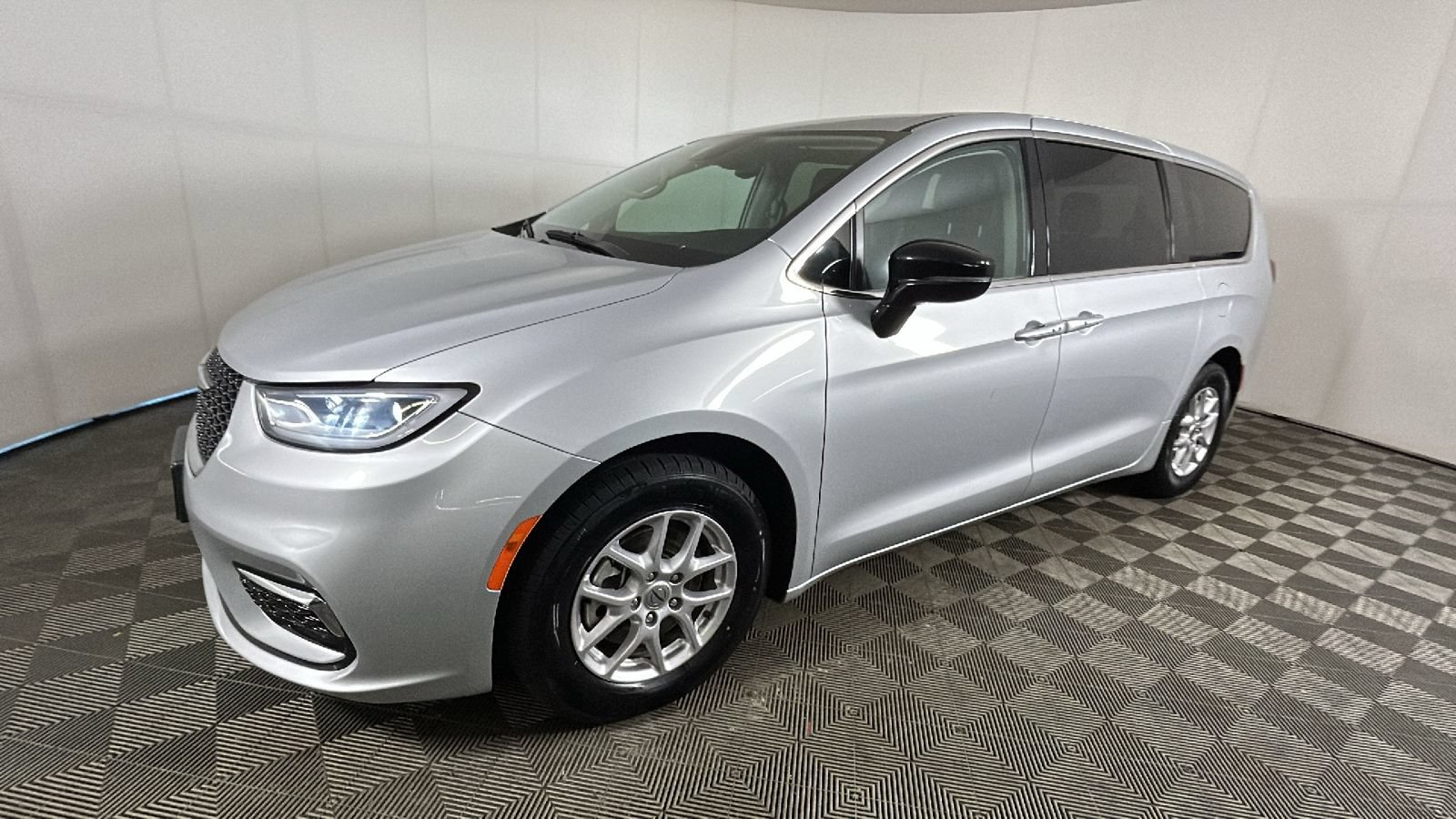 Used 2024 Chrysler Pacifica Touring-L FWD image 7