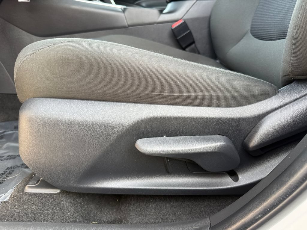 Used 2025 Toyota RAV4 LE AWD/4WD image 10