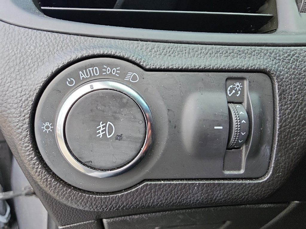 Used 2020 Buick Envision Essence w/ LPO, Cargo Package FWD image 21