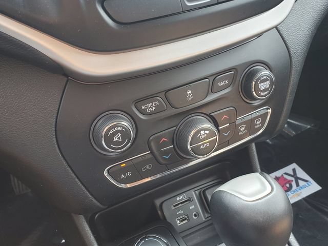 Used 2018 Jeep Cherokee Latitude Plus w/ Comfort/Convenience Group AWD/4WD image 31