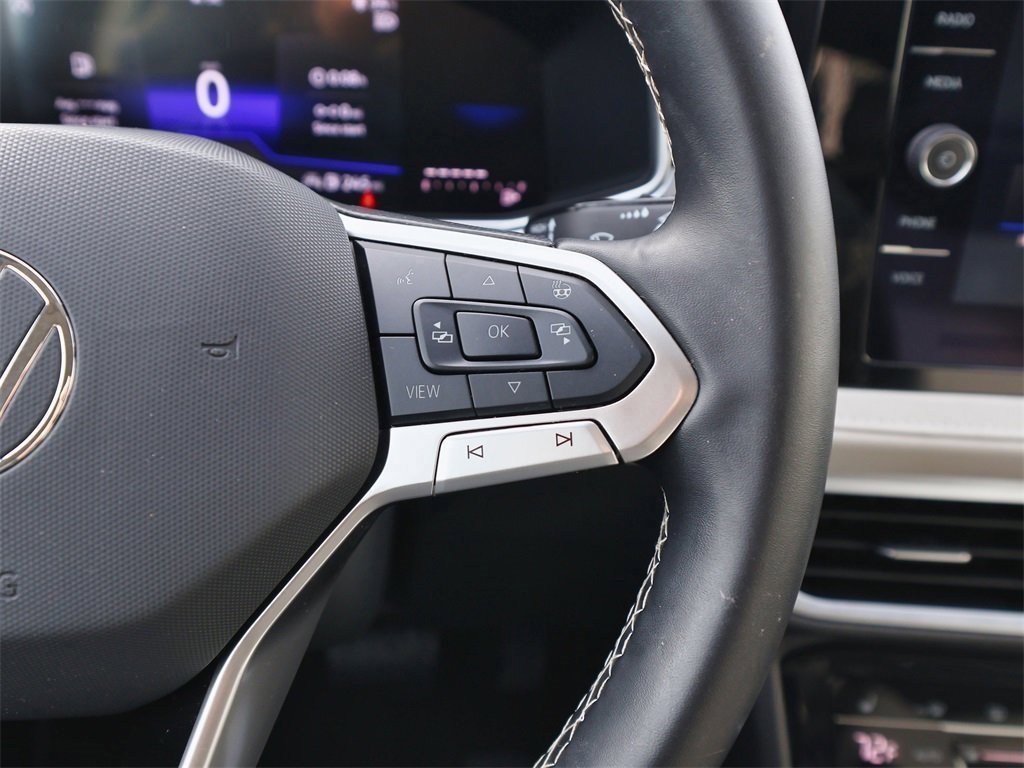 Certified 2025 Volkswagen Taos SE image 23