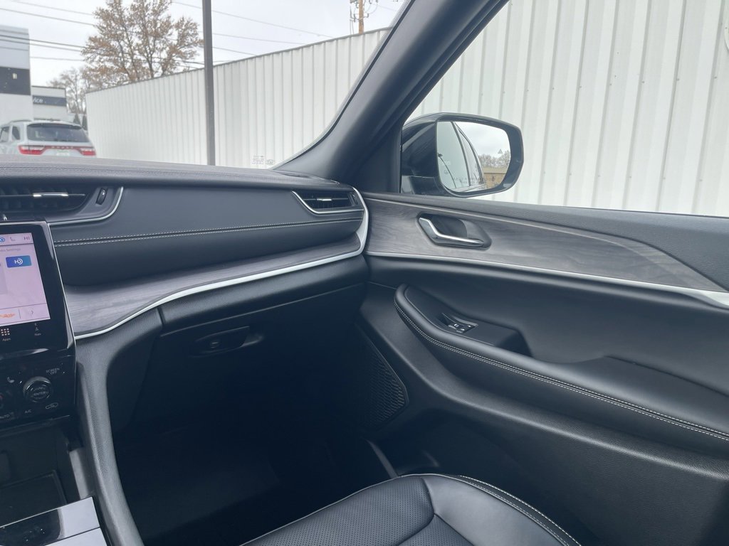 Used 2024 Jeep Grand Cherokee Limited w/ Luxury Tech Group II image 23