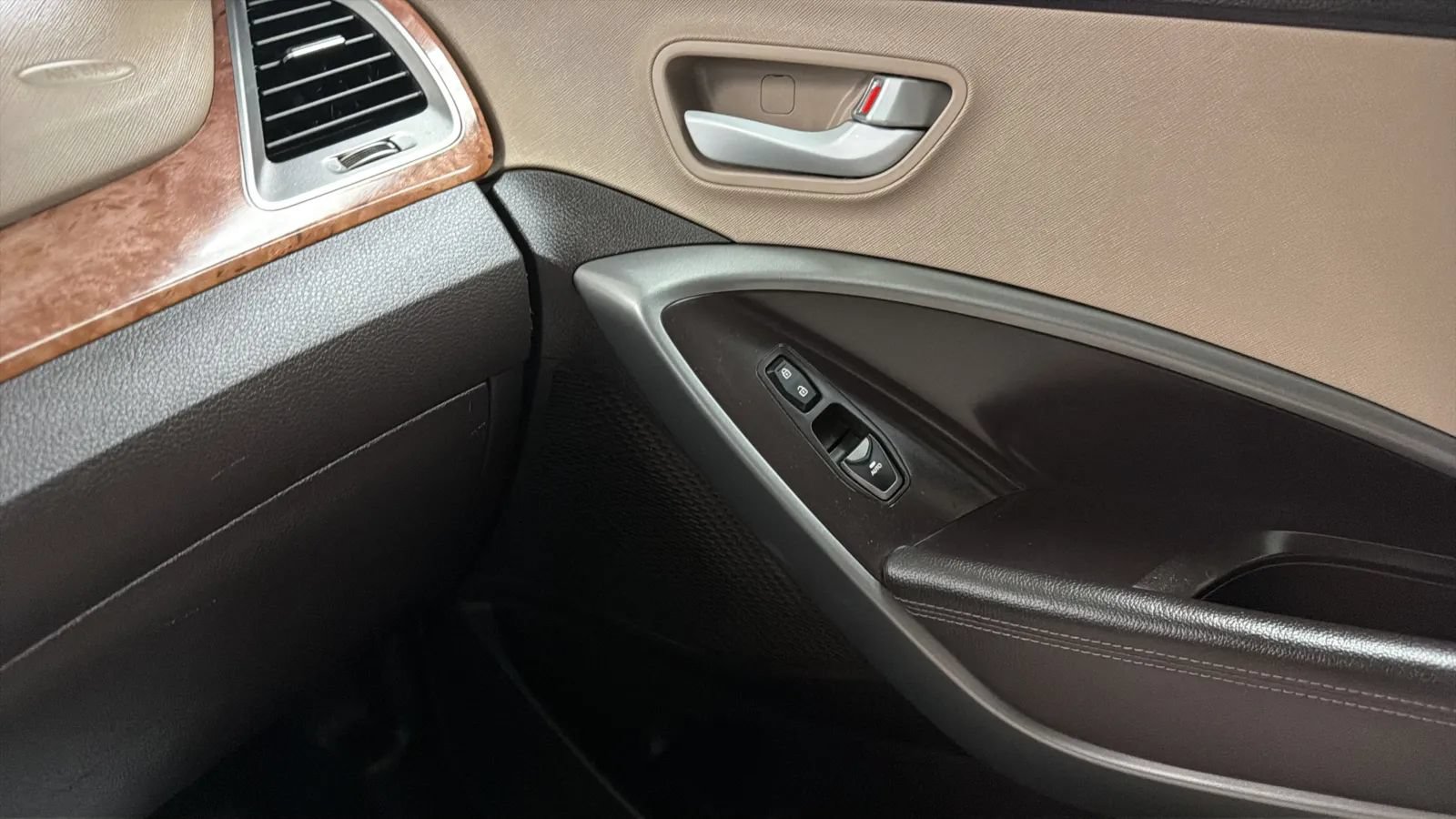 Used 2015 Hyundai Santa Fe GLS FWD image 16