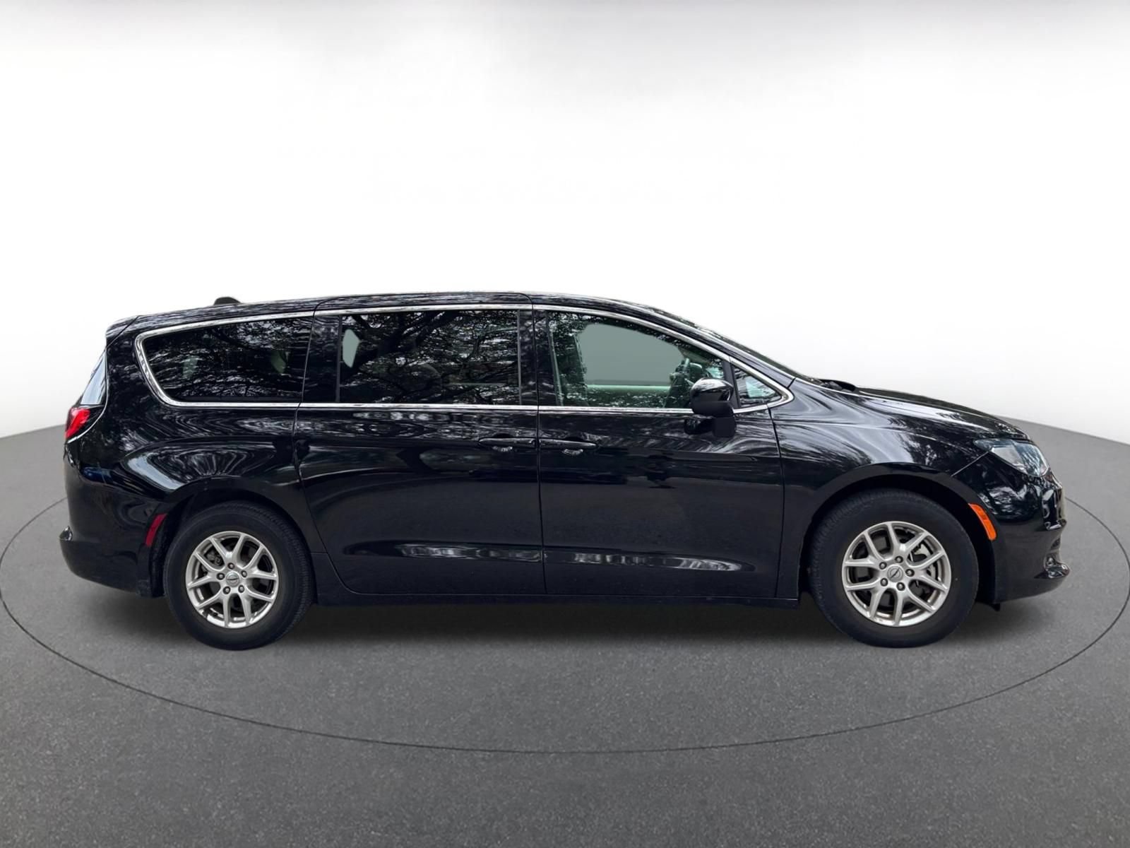 Used 2024 Chrysler Voyager LX FWD image 9