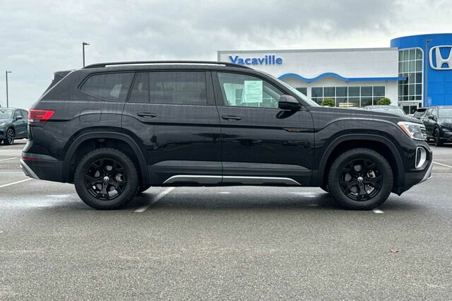 Used 2025 Volkswagen Atlas Peak Edition SE image 3