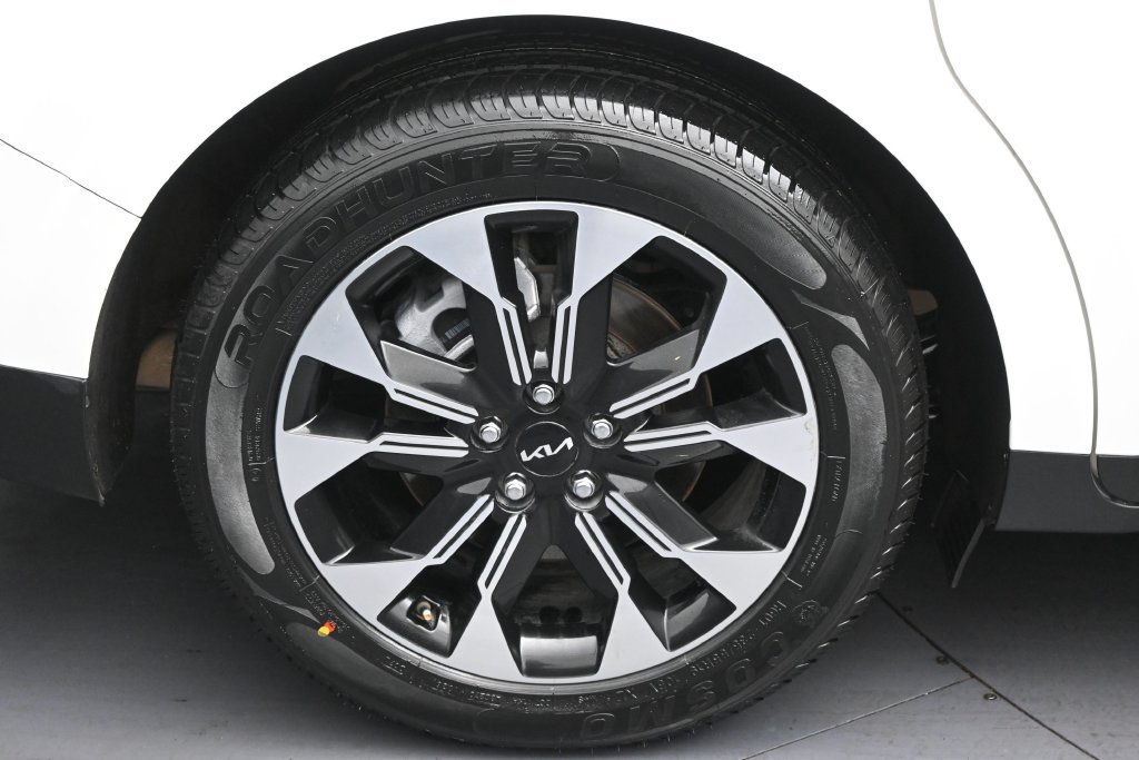 Used 2024 Kia Carnival EX FWD image 36